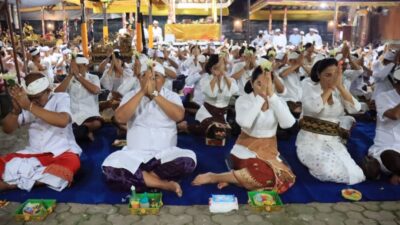 Bupati Tamba Ngaturang Sembah Bhakti Pujawali Pura Dang Kahyangan Jati