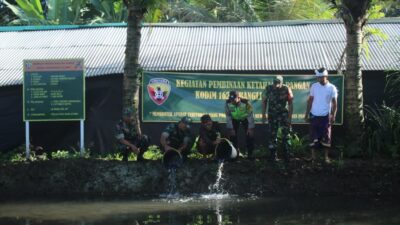 Sukseskan Ketahanan Pangan, Babinsa Dan Tiga Pilar Desa Tabur Benih Ikan Nila