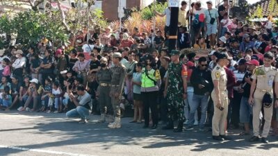 Babinsa Lakukan Pengamanan Parade Budaya Guna Menciptakan Kondusifitas Tetap Terjaga