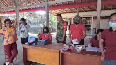 Wujudkan Balita Sehat Babinsa Koramil 1626-03/Tembuku Dampingi Petugas Berikan Layanan Posyandu