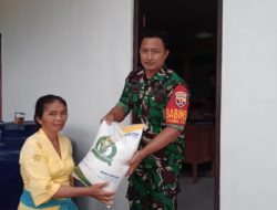 Babinsa Monitoring Pembagian Beras CBP Di Wilayah Binaan