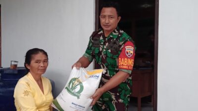 Babinsa Monitoring Pembagian Beras CBP Di Wilayah Binaan