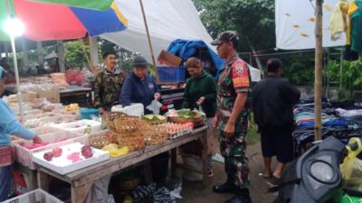 Jelang Tumpek Landep, Babinsa Pantau Pasar Tradisional
