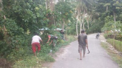 Jumat Bersih, Babinsa Koramil Rindi Bersama Warga Bersihkan Lingkungan Desa