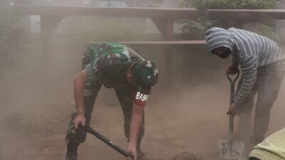 Babinsa Bayunggede Bersama Warga Lakukan Kerja Bakti Bersihkan Lingkungan Desa