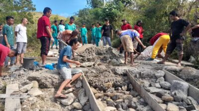 Buat Jalan Rabat Beton, Babinsa Bersama Warga Dan Pihak Sekolah Gotong-Royong