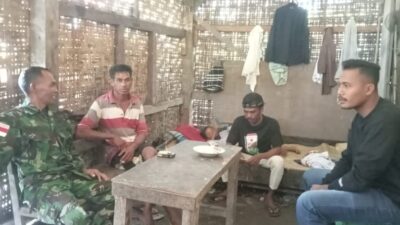 Hari Libur Dimanfaatkan Babinsa Untuk Melakukan Komsos Bersama Warga Di Desa Binaan