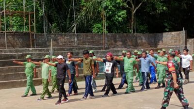 Menumbuhkan Rasa Patroitisme Serta Cinta Tanah Air Kepada Satlinmas, Babinsa Memberikan Latihan PBB Dan Wasbang