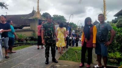 Babinsa Pantau Obyek Wisata Di Pulau Dewata Untuk Menciptakan Kenyamanan Pengunjung