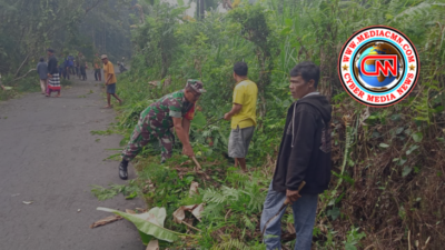 Babinsa Desa Peninjoan Bersama Warga Gotong Royong Bersihkan Jalan