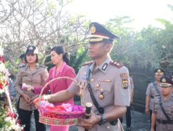 Polres Klungkung Menggelar Upacara Tabur Bunga Di Dermaga Pelabuhan Roro