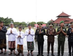 Polres Klungkung Gelar Upacara Di Alun Alun Ida Dewa Agung Jambe Di Hari Bhayangkara Ke-77