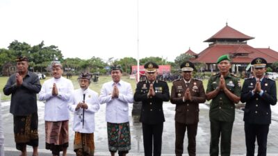 Polres Klungkung Gelar Upacara Di Alun Alun Ida Dewa Agung Jambe Di Hari Bhayangkara Ke-77