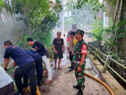 Babinsa Sidan Mendatangi Kejadian Kebakaran Sampah Di Jurang Blahpane Kelod