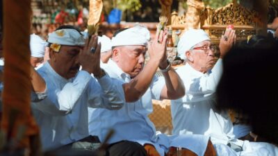 Pemkab Jembrana Bakti Penganyar Ke Pura Mandara Giri Semeru Agung