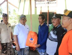 Bupati Jembrana I Nengah Tamba Bantu Warga Korban Kebakaran