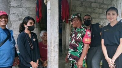 Babinsa Kodim Bangli Dampingi Relawan Serahkan Bantuan Paket Sembako