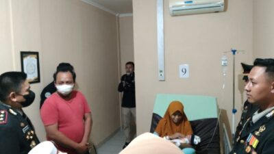 Kapolres Magetan Memberi Hadiah Kepada Tiga Bayi Yang Lahir Bertepatan Pada Ultah Bhayangkara
