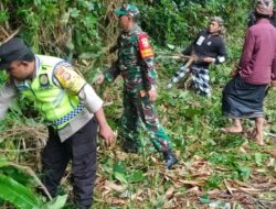 Babinsa Bonyoh Beserta Warga Lakukan Pembersihan Lingkungan Desa Binaan