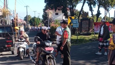 BABINSA KORAMIL 04/KINTAMANI LAKUKAN PENGAMANAN PIODALAN PURA WONG AYA SATRA