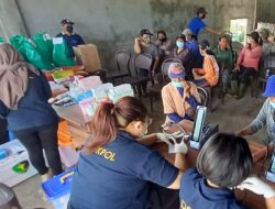 Bersinergi dengan Dokkes Polres Jembrana, Relawan Kemanusiaan Bagi Sembako dan Periksa Kesehatan Pemilah Sampah