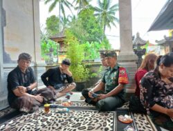 Jalin Silaturahmi, Babinsa Koramil 03/Tembuku Komsos dengan Warga Binaan tentang Makna Galungan