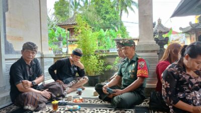 Jalin Silaturahmi, Babinsa Koramil 03/Tembuku Komsos dengan Warga Binaan tentang Makna Galungan