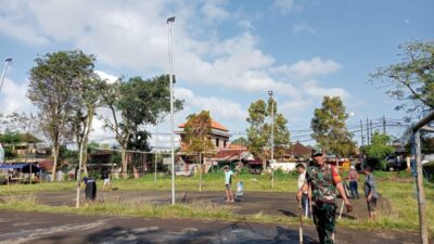 Guna Mewujudkan KTR, Babinsa Bersama Warga Binaan Bergotong Royong di Areal Lapangan Kilobar Tamanbali