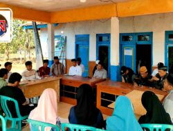 Pemuda Aliansi Gerakan Aspirasi Desa Gruduk Balai Desa Gadu Barat Karena di Pemerintahan Kades Yang Saat Ini Diduga Tidak Ada Perubahan dan Kemajuan 