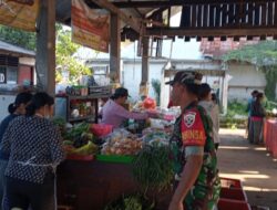 Jelang Hari Raya Kuningan, Babinsa Cek Harga Sembako Sekaligus Pantau Perkembangan Situasi