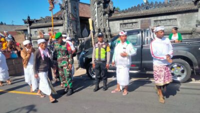 Babinsa Desa Suter Pantau dan Kawal Upacara Mendak Nuntun demi Keamanan Warga