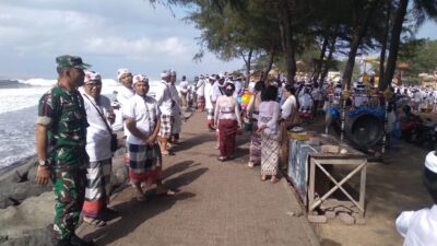 Babinsa Bersama Bhabinkantibmas dan Pecalang Berjaga di Iring-iringan Melasti: Membawa Keamanan dan Ketenangan Menuju Pura Masceti