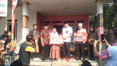 Lurah Sowi Hidayatulah Dampingi Walikota Bekasi Tri Adhianto Resmikan Pembangunan Septitank Individual Di Sepanjang Jaya, Kota Bekasi