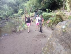 Ciptakan Rasa Aman, Babinsa Desa Jehem Pantau Pengunjung Obyek Wisata Goa Raja