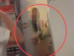 Merasa Curiga, Kru Langsung Cek Toilet Pesawat, Astaghfirullah, Ternyata Pasangan Ini Lagi Wik-wik, Lihat