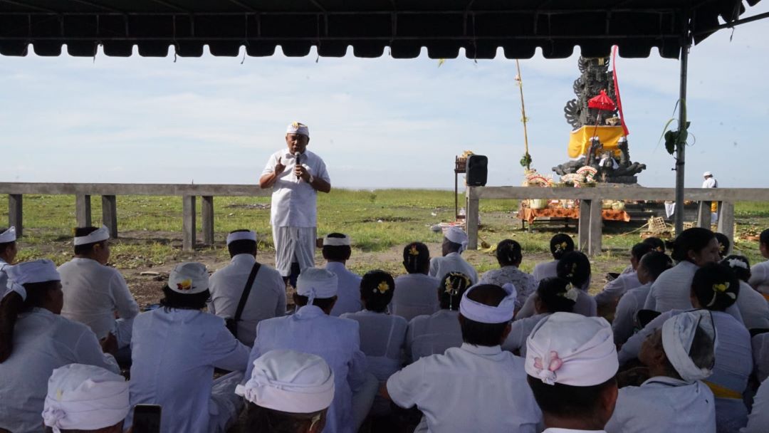 Tempat Melasti di Pantai Pulukan Dipelaspas