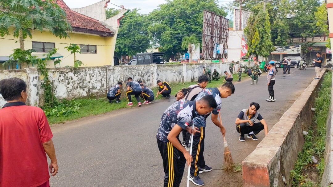 Kerja Bakti Dilapangan Kerapan Sapi Giling, Polres Sumenep Dan Kodim 0827 Serta Warga Kompak Bersihkan Areal Parkir