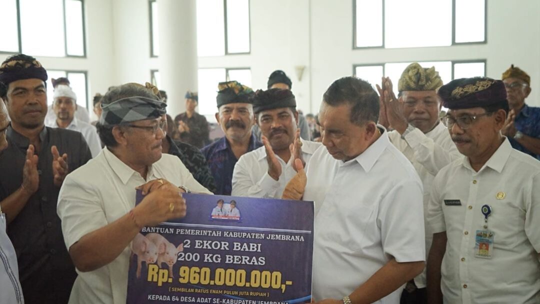 Salurkan BKK Serta Bantuan Babi Kepada Desa Adat se-Jembrana