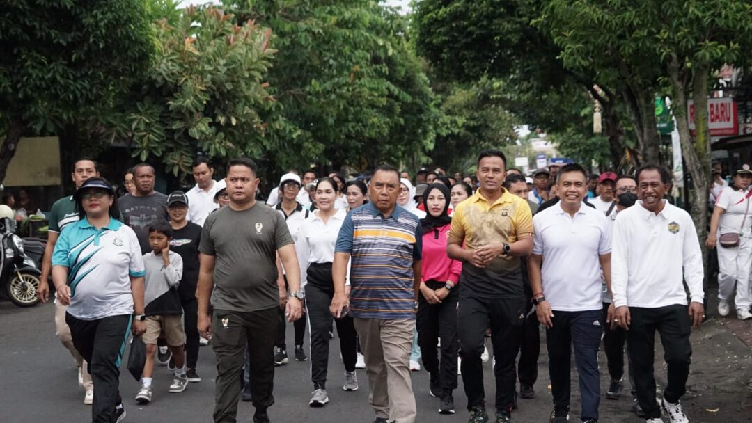 Ribuan Masyarakat Jembrana Ikuti Jalan Santai Tiga Tahun  Kepemimpinan Tamba-Ipat