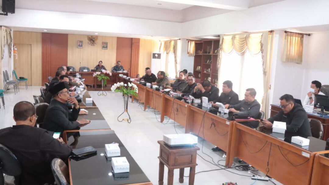 DPRD Kabupaten Jembrana Gelar Rapat Paripurna Internal Ambil Keputusan Terhadap Laporan Banmus Terkait 6 Ranperda Bentuk 3 Pansus