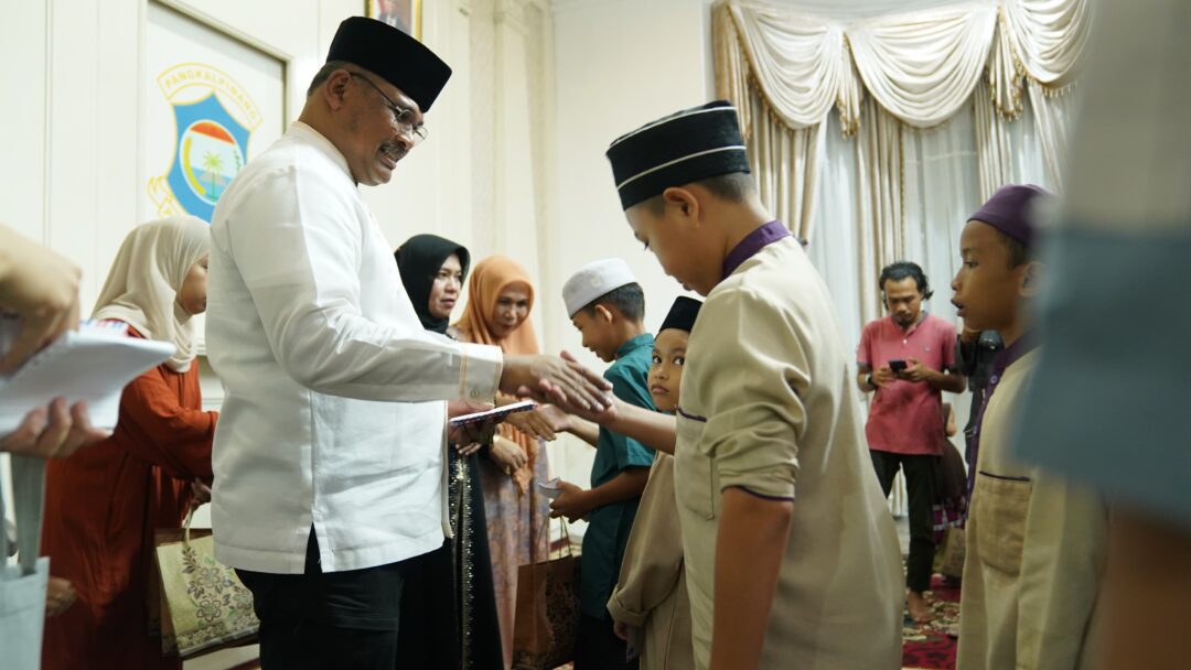 Dihadiri Pj Gubernur Safrizal, Ratusan Anak Yatim di Pangkalpinang Mendapat Santunan