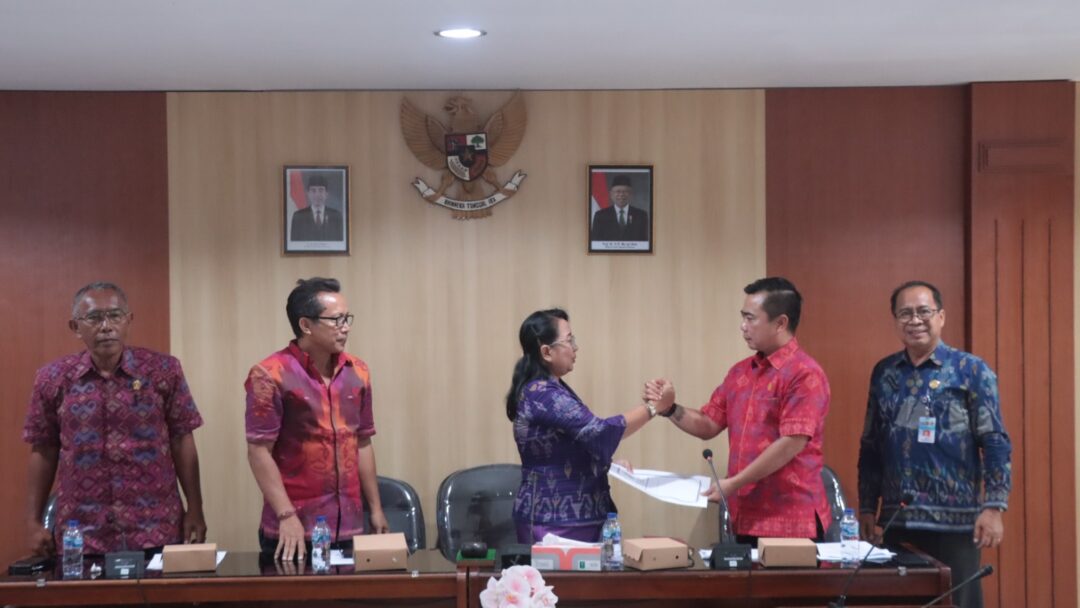 Ketua DRPD Kabupaten Jembrana Terima Laporan Pansus Terkait Rancangan Ranperda