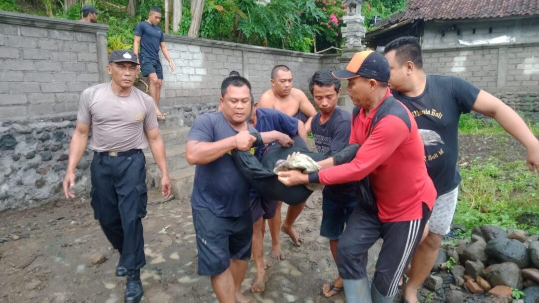 Sosok Mayat Ditemukan Di Area Kebun Desa Pohsanten, Polsek Mendoyo Mendatangi TKP
