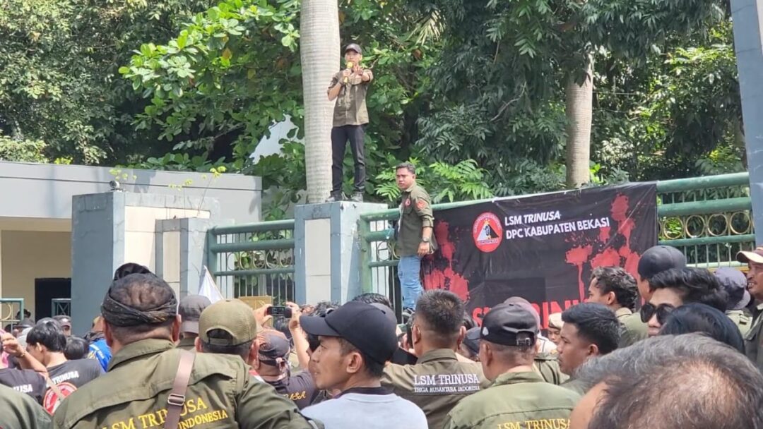 Pemkab Bekasi Didemo : LSM Trinusa Tolak Perpanjangan Dani Ramdan, Buruh Tolak PHK Masal