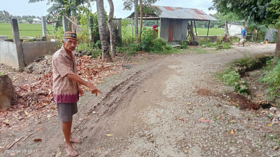 Tak Pernah Tersentuh Perhatian Pemerintah, Kondisi Jalan Rusak Di Oelon, Dikeluhkan Warga