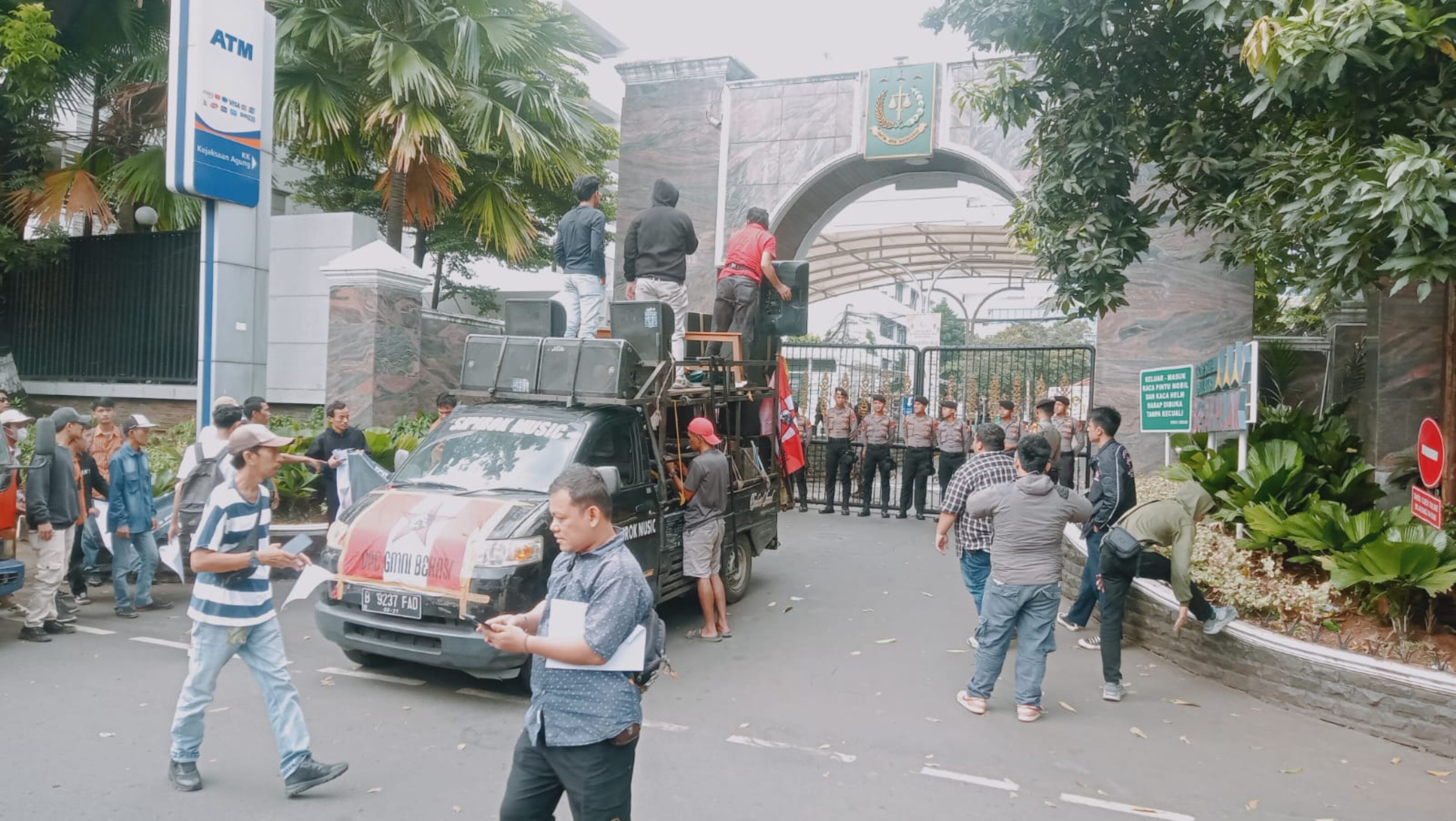 Kasus Dugaan Gratifikasi Oknum DPRD & Perjalanan DinKes Kabupaten Bekasi Mandek, GMNI Geruduk Kejaksaan Agung RI