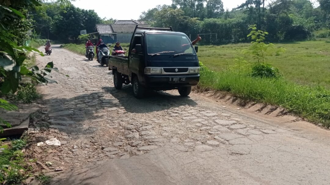 Pj Bupati Bekasi Jalan Adam Satu Desa Ciledug Rusak Parah