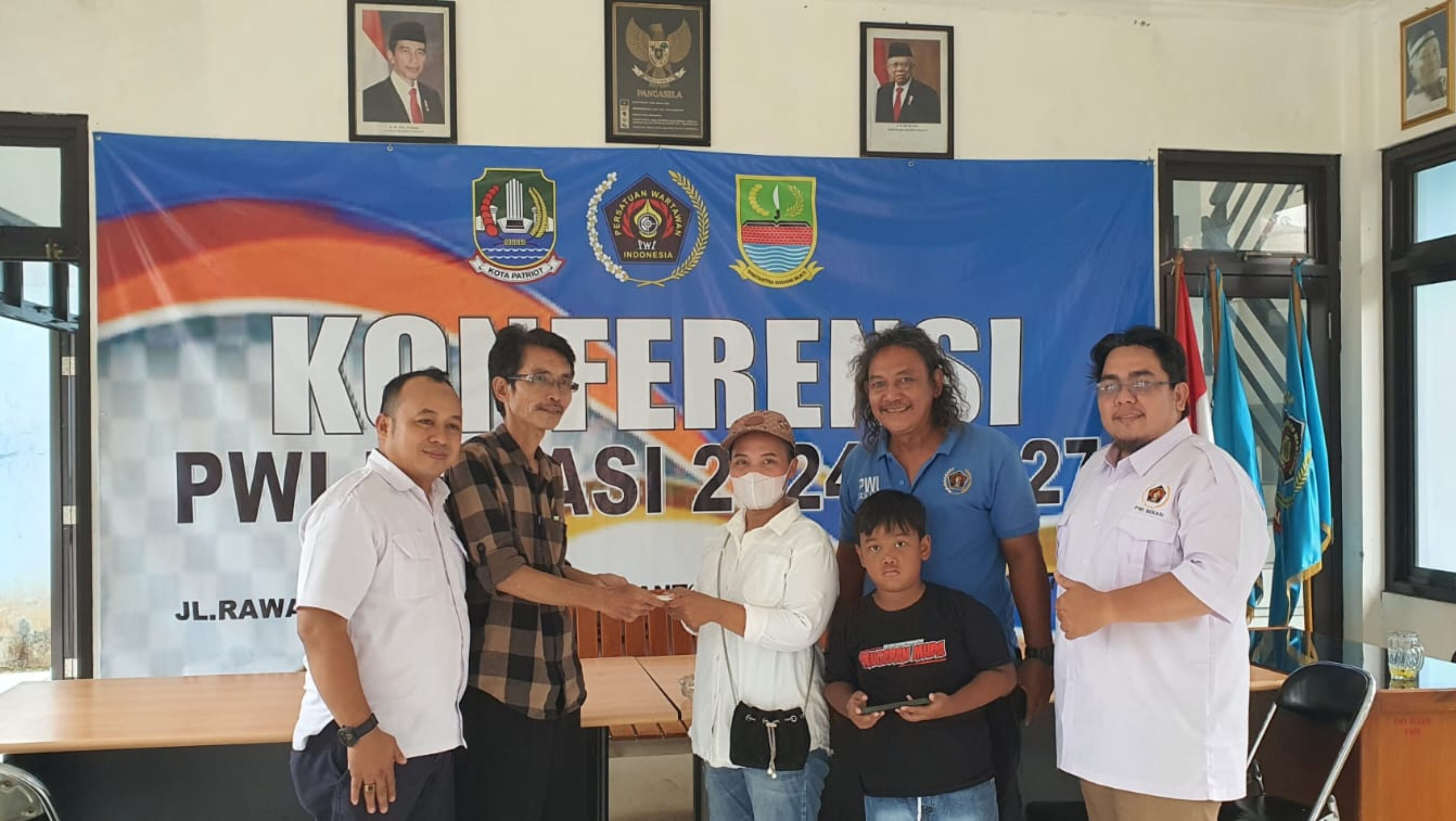 Ketua PWI Bekasi Raya dan Ketua PWI Peduli Serahkan Bantuan Belasungkawa