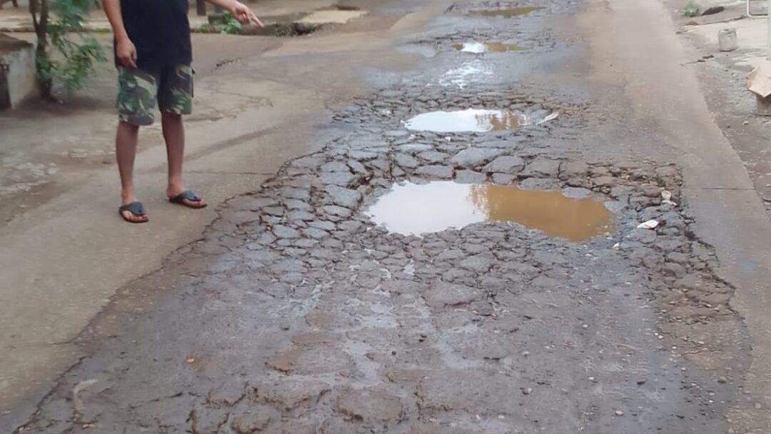 Jalan Tonggong Londok Desa Cibening Setu Rusak Parah, Warga Lelah Mengadu Ke Siapa Lagi?