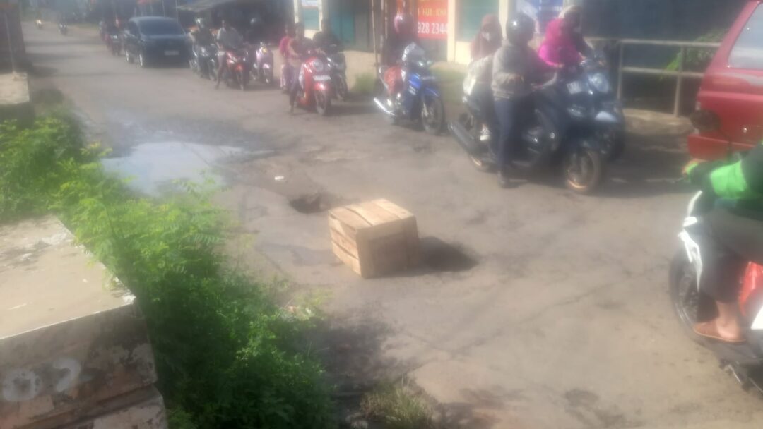 Akibat Jalan Raya Setu Serang-Cibarusah Sasak Kali Sadang Rusak Berlubang, Satu Pengendara Menjadi Korban